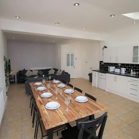 Large Modern House By Property Promise Cardiff Kültér fotó