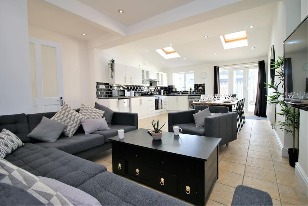 Large Modern House By Property Promise Cardiff Kültér fotó