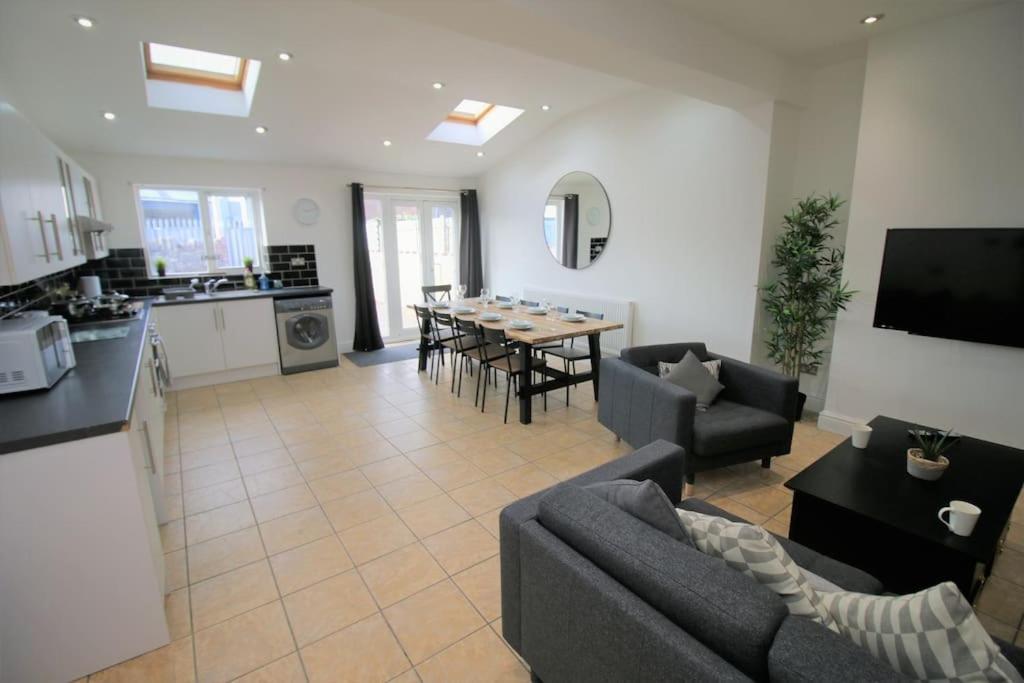 Large Modern House By Property Promise Cardiff Kültér fotó