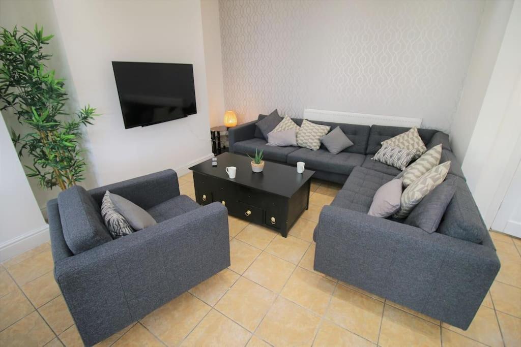 Large Modern House By Property Promise Cardiff Kültér fotó