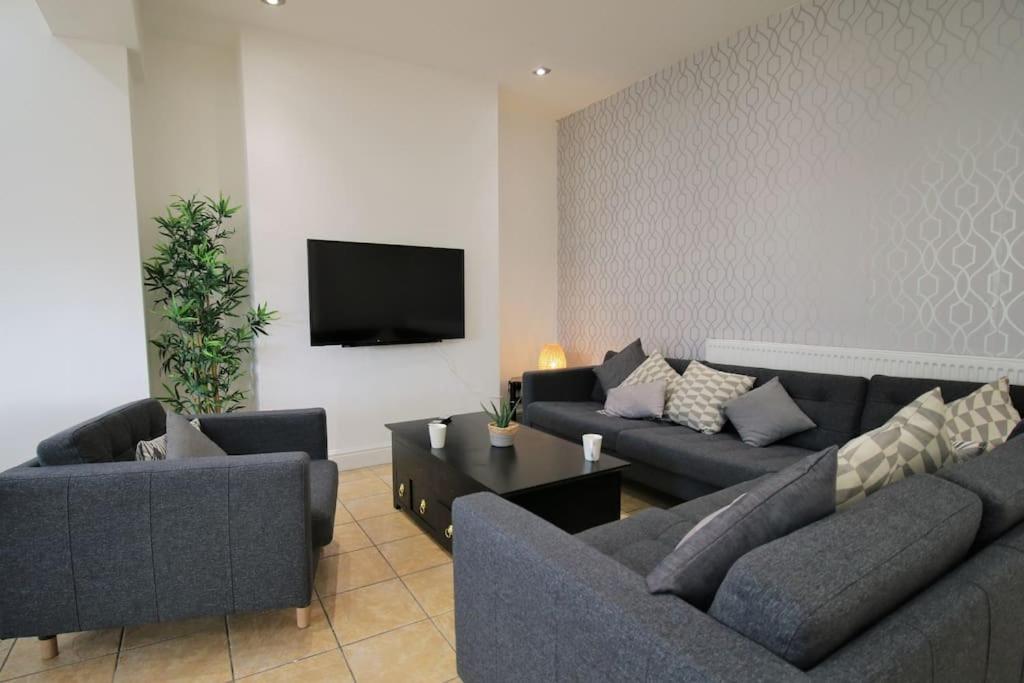 Large Modern House By Property Promise Cardiff Kültér fotó