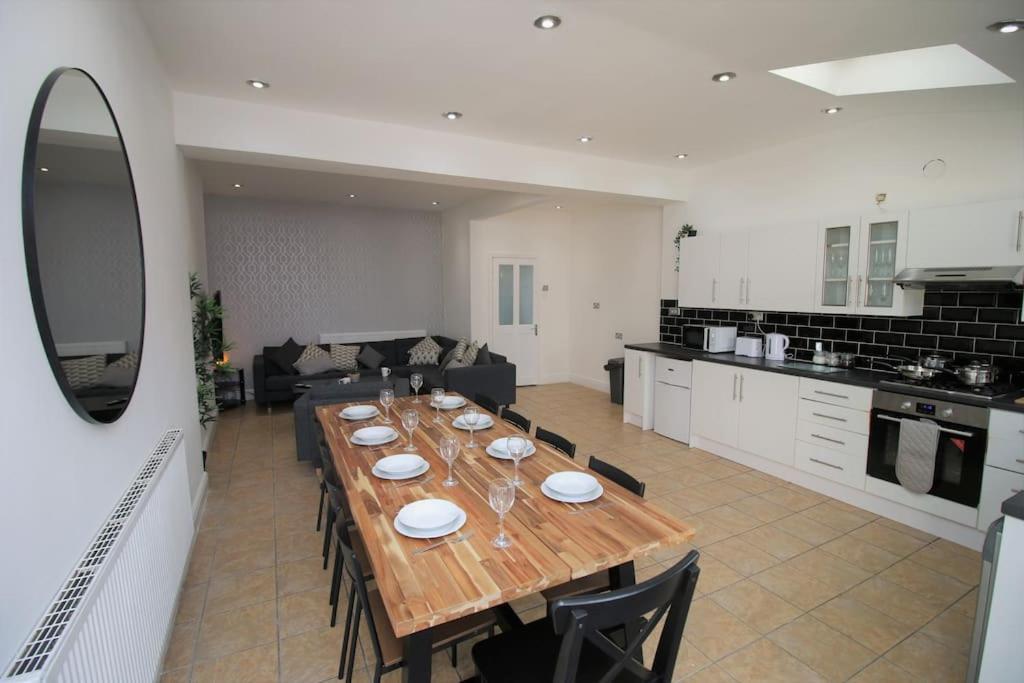 Large Modern House By Property Promise Cardiff Kültér fotó