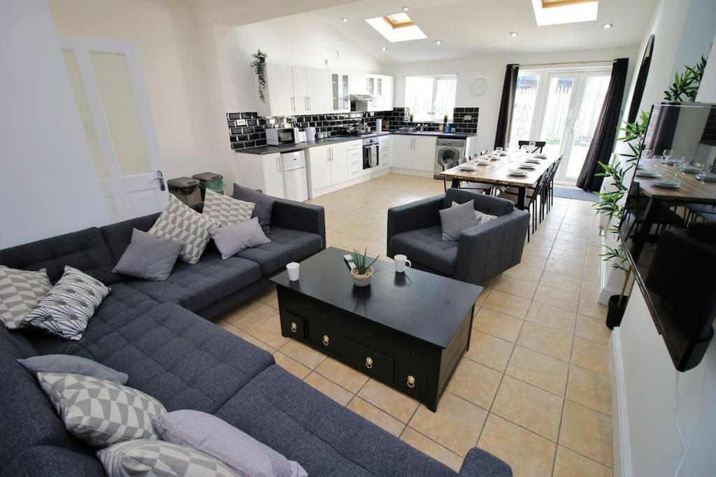 Large Modern House By Property Promise Cardiff Kültér fotó